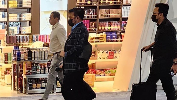 Menteri Pertanian Syahrul Yasin Limpo (kedua kiri) berjalan keluar setibanya dari luar negeri di Terminal 3 Bandara Soekarno Hatta, Tangerang, Banten, Rabu (4/10/2023). ANTARA FOTO/Izzah Syafitri/Bal/aww.