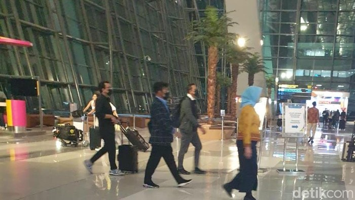 Mentan SYL berjas motif kotak-kotak tiba di Bandara Soekarno-Hatta, Rabu (4/10/2023) petang.