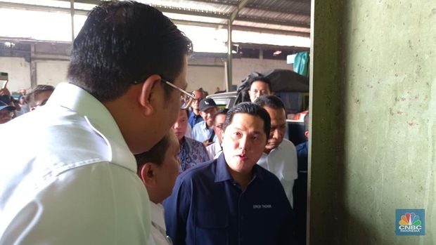 Menteri BUMN Erick Thohir bersama Dirut Bulog dan Kepala Bapanas meninjau Pasar Beras Induk Cipinang. (CNBC Indonesia/Martyasari Rizky)