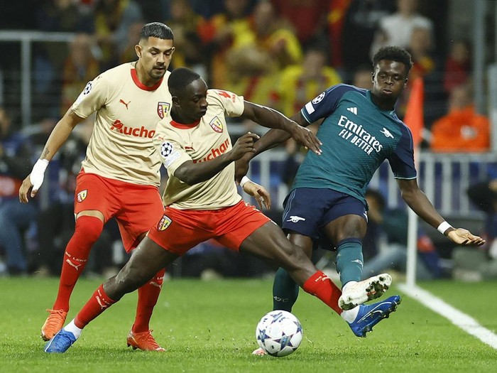 Arsenal pulang dari markas Lens dengan kekalahan 1-2. Unggul cepat lewat Gabriel Jesus, The Gunners kebobolan oleh Adrien Thomasson dan Elye Wahi. Arsenal bertandang ke Stade Bollaert-Delelis pada Matchday 2 Liga Champions, Rabu (4/10/2023) dini hari WIB.