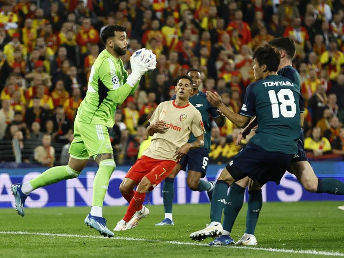 Arsenal pulang dari markas Lens dengan kekalahan 1-2. Unggul cepat lewat Gabriel Jesus, The Gunners kebobolan oleh Adrien Thomasson dan Elye Wahi. Arsenal bertandang ke Stade Bollaert-Delelis pada Matchday 2 Liga Champions, Rabu (4/10/2023) dini hari WIB.