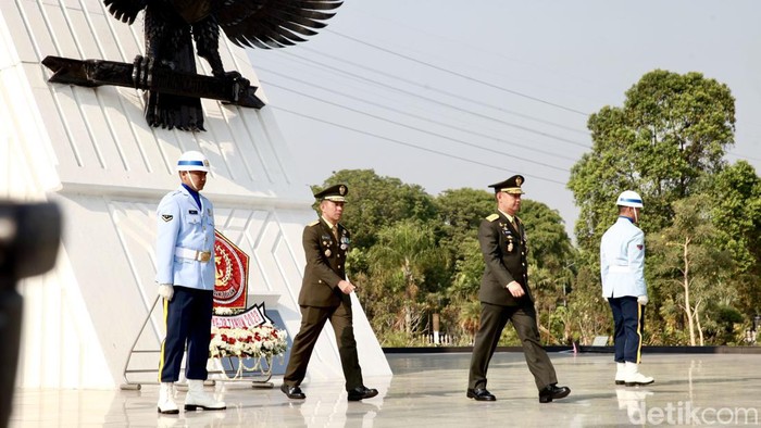 Momen Kasum TNI Pimpin Upacara Ziarah di TMP Kalibata Suasana upacara ziarah di Taman Makam Pahlawan Kalibata, Jakarta, Rabu (4/10/2023).
