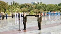 Letjen Bambang Ismawan menggantikan Panglima TNI Laksamana Yudo Margono yang berhalangan hadir lantaran melakukan ziarah ke makam Jenderal Soedirman di Yogyakarta.