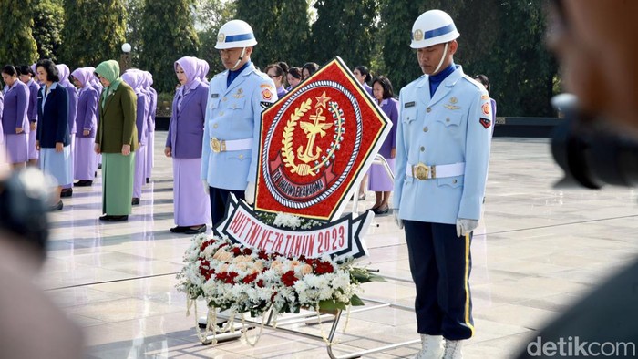 Momen Kasum TNI Pimpin Upacara Ziarah di TMP Kalibata Suasana upacara ziarah di Taman Makam Pahlawan Kalibata, Jakarta, Rabu (4/10/2023).