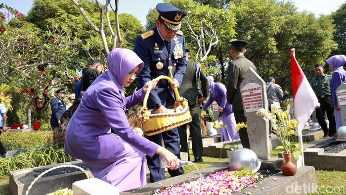 Kepala Staf Umum (Kasum) TNI Letjen Bambang Ismawan melakukan ziarah dan tabur bunga di Taman Makam Pahlawan, Jakarta, Rabu (4/10/2023).