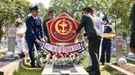 Momen Keluarga Besar TNI Tabur Bunga di TMP Kalibata
