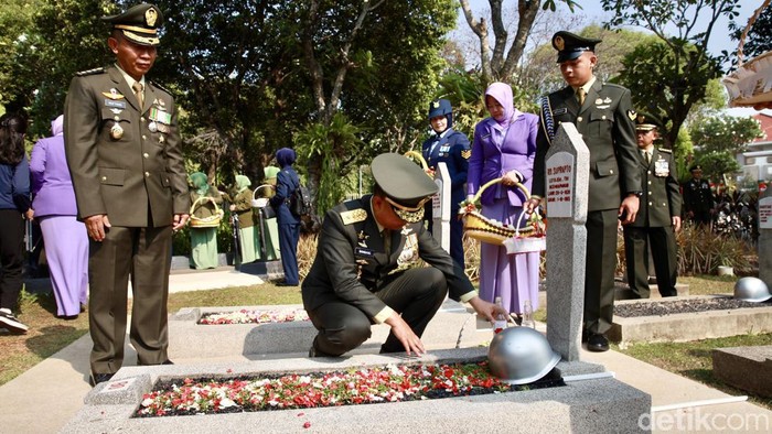 Kepala Staf Umum (Kasum) TNI Letjen Bambang Ismawan melakukan ziarah dan tabur bunga di Taman Makam Pahlawan, Jakarta, Rabu (4/10/2023).