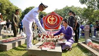 Kemudian, para petinggi TNI tersebut juga mendoakan para pahlawan di TMP Kalibata.  