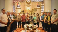 Dalam kesempatan tersebut, Fatoni mengatakan penanganan karhutla harus melibatkan semua pihak. Bukan hanya menjadi tanggung jawab forkompinda tetapi menjadi tanggung jawab bersama, termasuk masyarakat. 