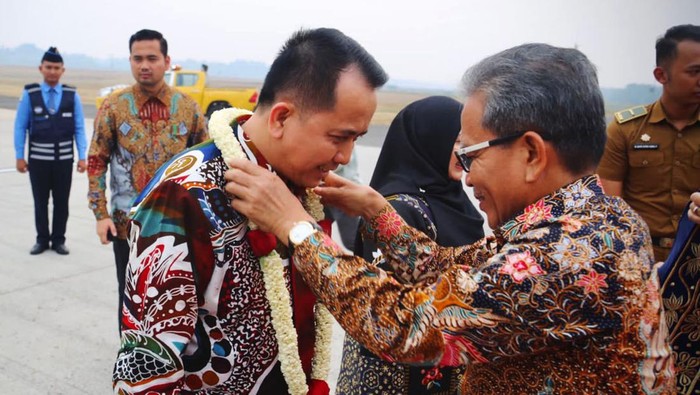 Momen Pj Gubernur Sumsel Bahas Penanganan Karhutla Usai Tiba di Palembang Setibanya di Palembang, Selasa (3/10/2023), Pj Gubernur Sumsel Agus Fatoni langsung mebahas kebakaran hutan dan lahan (karhutla) yang menimpa wilayah tersebut.