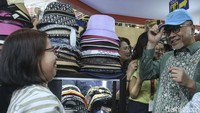 Puas berkeliling di lantai 1, Zulhas pun melanjutkan berkunjung ke sejumlah kios lainnya di lantai 2,3, dan 4 ITC Mangga Dua. Kios yang dikunjungi pun beragam, mulai dari pakaian, aksesoris, hingga makanan.
