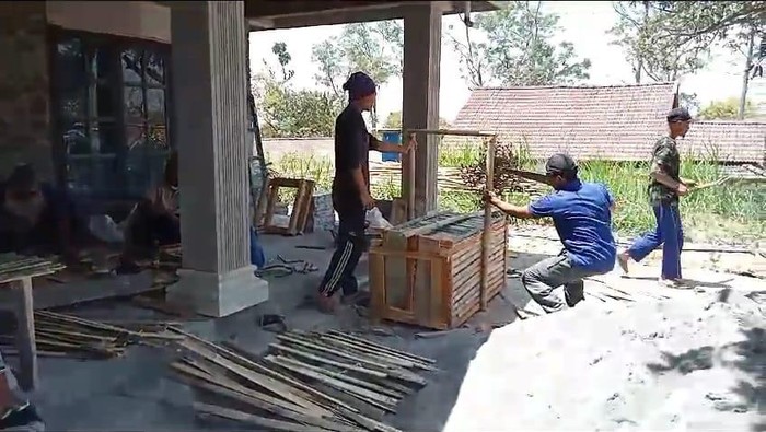 Warga membuat jebakan monyet ekor panjang di Desa Sangup, Kecamatan Tamansari, Kabupaten Boyolali.