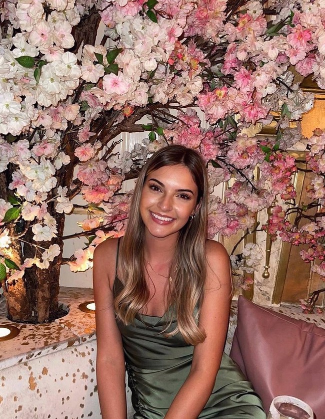 Wanita 26 tahun ini berhasil mengambil hati para juri dengan mengenakan gaun renda putih karya Shikoba Bride - desainer busana pengantin yang memproduksi koleksi gaunnya secara etis dan ramah lingkungan. Foto: Instagram/@natashaberesford