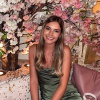 Wanita 26 tahun ini berhasil mengambil hati para juri dengan mengenakan gaun renda putih karya Shikoba Bride - desainer busana pengantin yang memproduksi koleksi gaunnya secara etis dan ramah lingkungan. Foto: Instagram/@natashaberesford