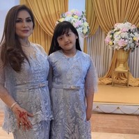 Tak jarang Nia Daniaty pergi ke pesta pernikahan dengan mengajak cucunya. Bahkan ia sengaja mengenakan busana kembar agar terlihat kompak dengan Shaakila. Foto: Instagram @niadaniatynew