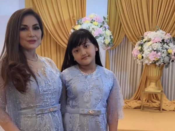 7 Foto Nia Daniaty Asuh Cucu yang Ibunya Dibui karena Kasus Penipuan