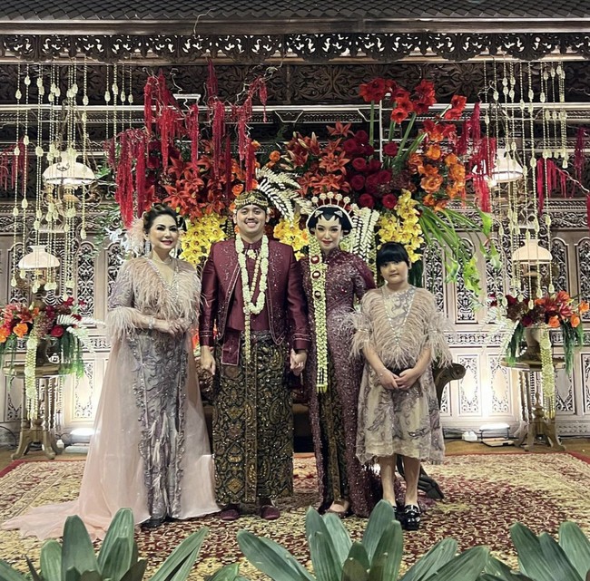 Nia Daniaty tampil glamour dengan gaun panjang yang dilengkapi detail berbulu, senada seperti cucu perempuannya. Shaakila bak partner kondangan yang selalu setia mendampingi Nia Daniaty. Foto: Instagram @niadaniatynew