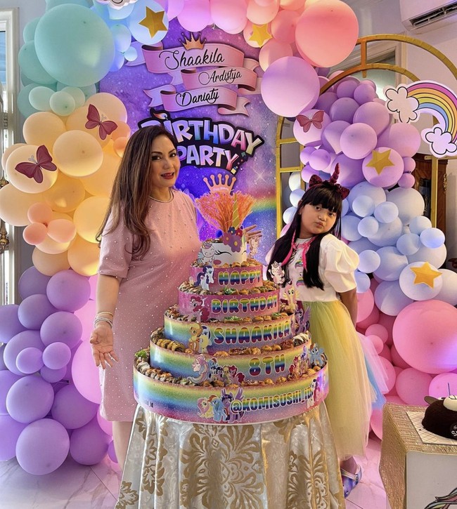 Ada pula momen di mana Nia Daniaty merayakan ulang tahun Shaakila ke-8. Namun kali ini keduanya tidak tampil kembar walau pesta ulang tahun terlihat begitu meriah. Foto: Instagram @niadaniatynew
