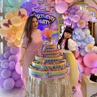 Ada pula momen di mana Nia Daniaty merayakan ulang tahun Shaakila ke-8. Namun kali ini keduanya tidak tampil kembar walau pesta ulang tahun terlihat begitu meriah. Foto: Instagram @niadaniatynew