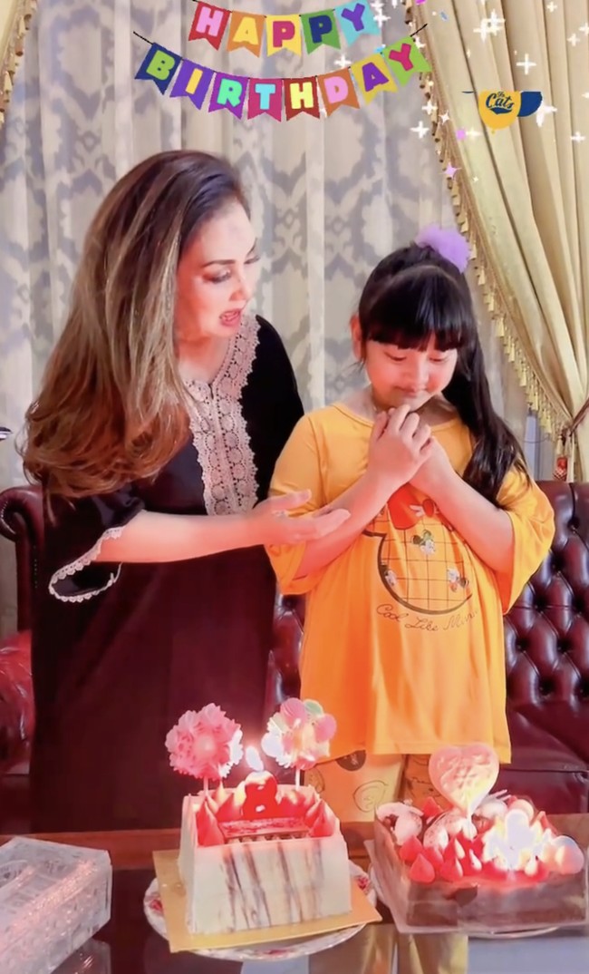 Sebelum momen perayaan ulang tahun secara formal, Nia Daniaty telah menyiapkan kejutan kecil-kecilan untuk membahagiakan Shaakila ketika ibundanya masih di penjara. Foto: Instagram @niadaniatynew
