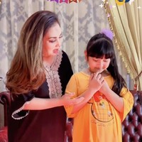 Sebelum momen perayaan ulang tahun secara formal, Nia Daniaty telah menyiapkan kejutan kecil-kecilan untuk membahagiakan Shaakila ketika ibundanya masih di penjara. Foto: Instagram @niadaniatynew