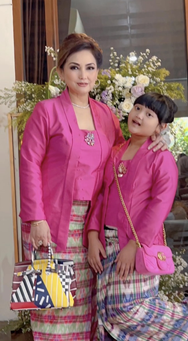 Sementara di foto yang satu ini, mereka tampil kembar mengenakan kebaya dan kain panjang. Warna shocking pink mampu menarik perhatian orang lain. Foto: Instagram @niadaniatynew