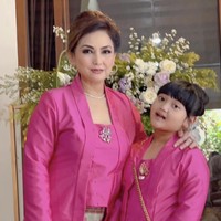 Sementara di foto yang satu ini, mereka tampil kembar mengenakan kebaya dan kain panjang. Warna shocking pink mampu menarik perhatian orang lain. Foto: Instagram @niadaniatynew