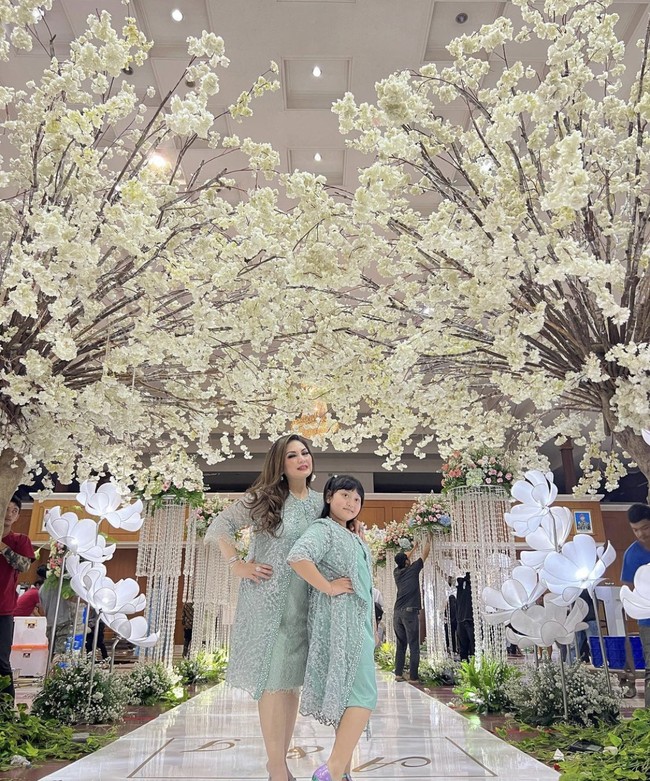 Sering pakai baju kembar saat kondangan, Nia Daniaty memiliki berbagai busana dengan warna dan model berbeda agar selalu serasi bersama cucu. Foto: Instagram @niadaniatynew