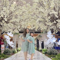 Sering pakai baju kembar saat kondangan, Nia Daniaty memiliki berbagai busana dengan warna dan model berbeda agar selalu serasi bersama cucu. Foto: Instagram @niadaniatynew