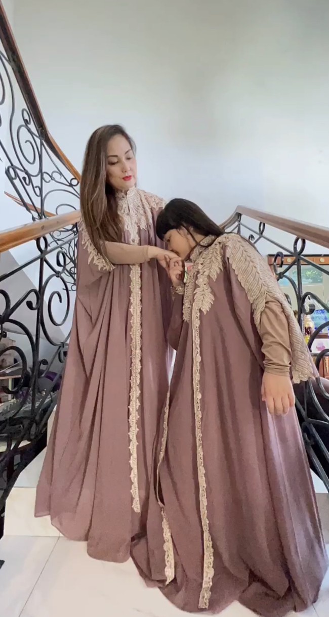 Nia Daniaty sering mengunggah momen bersama Shaakila. Seperti kali ini momen saat Lebaran mengenakan baju kembar. Foto: Instagram @niadaniatynew 