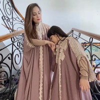 Nia Daniaty sering mengunggah momen bersama Shaakila. Seperti kali ini momen saat Lebaran mengenakan baju kembar. Foto: Instagram @niadaniatynew 
