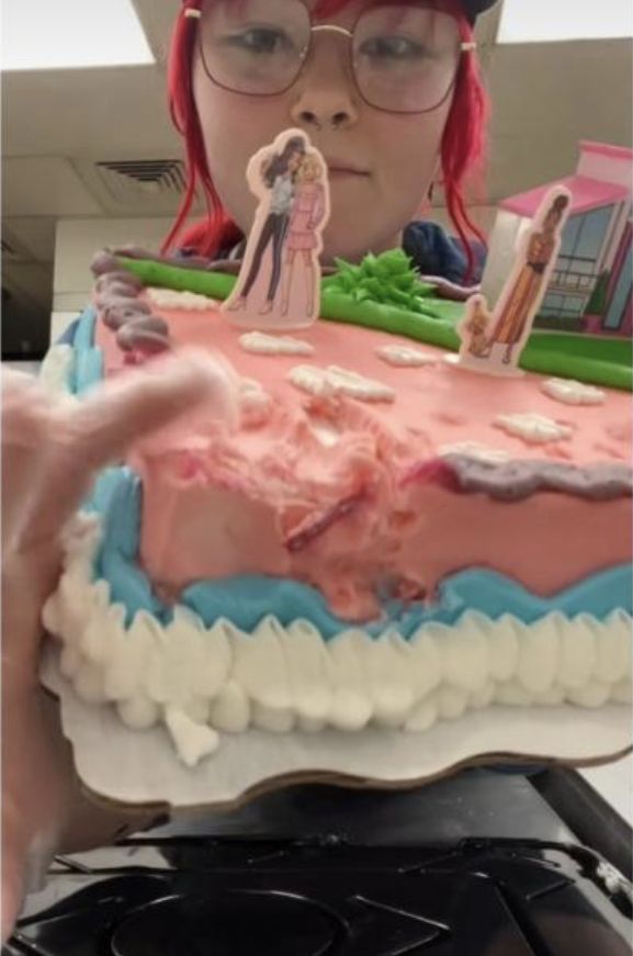 Niat Beli Kue Ulang Tahun Anaknya, Ibu Ini Malah Beli Kue Pajangan!