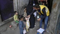 Imunisasi, yang diberikan kepada anak-anak dalam bentuk obat tetes mulut, telah mengurangi kasus polio lebih dari 99%. Namun dalam kasus yang sangat jarang terjadi, virus hidup dalam vaksin dapat menyebabkan polio atau bermutasi menjadi strain yang memicu wabah baru. Sepanjang tahun ini, terdapat tujuh kasus polio yang disebabkan oleh virus liar – semuanya di Pakistan dan Afghanistan. Sementara itu, lebih dari 270 kasus disebabkan oleh virus yang terkait dengan vaksin di 21 negara di tiga benua. AP/K.M. Chaudary