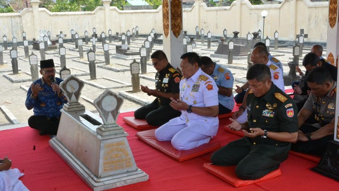 Panglima TNI ziarah makam Jenderal Soedirman dan Menteri Soepeno di TMP Kusumanegara Jogja, Rabu (4/10/2023)