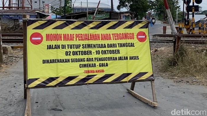Papan informasi perbaikan jalan di Bandung.