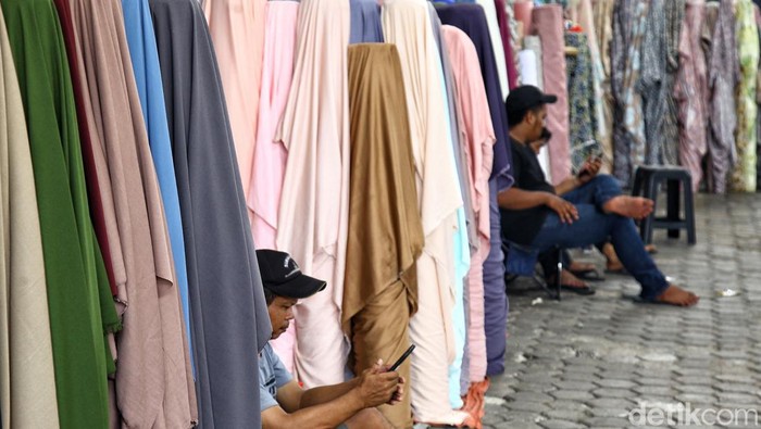 Pasar Sepi, Pedagang di Cipadu Gigit Jari Suasana pasar tekstil dan baju terpantau lengang di Pasar Cipadu, Kota Tangerang dan Tangerang Selatan, Jl Wahid Hasyim, Banten Rabu (4/10/2023).