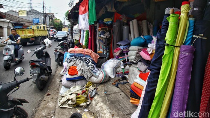 Pasar Sepi, Pedagang di Cipadu Gigit Jari Suasana pasar tekstil dan baju terpantau lengang di Pasar Cipadu, Kota Tangerang dan Tangerang Selatan, Jl Wahid Hasyim, Banten Rabu (4/10/2023).