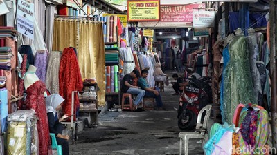 Penampakan Sepinya Pasar Cipadu, Pedagang Gigit Jari
