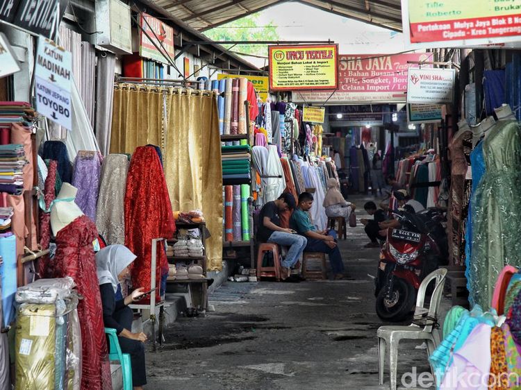 Penampakan Sepinya Pasar Cipadu, Pedagang Gigit Jari