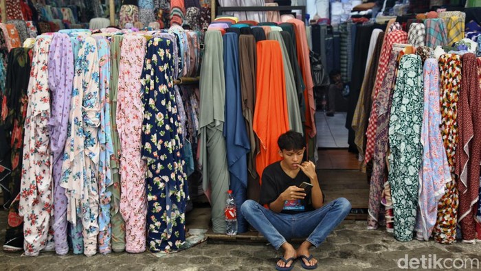 Suasana pasar tekstil dan baju terpantau lengang di Pasar Cipadu, Kota Tangerang dan Tangerang Selatan, Jl Wahid Hasyim, Banten Rabu (4/10/2023).