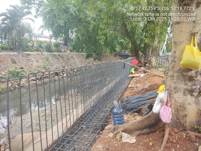 Pembangunan tanggul Kali Baru kawasan Hek Kramat Jati, Jakarta Timur, 4 Oktober 2023. (Dokumentasi Dinas SDA DKI)