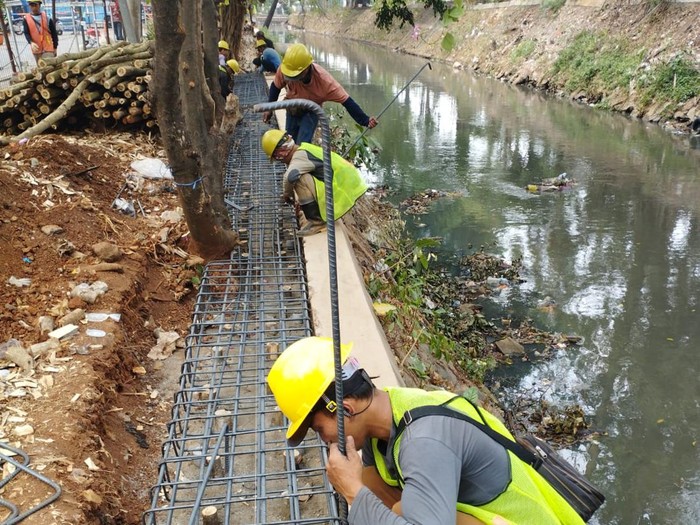 Pembangunan tanggul Kali Baru kawasan Hek Kramat Jati, Jakarta Timur, 4 Oktober 2023. (Dokumentasi Dinas SDA DKI)