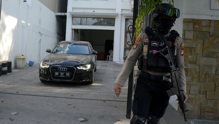 KPK menggeledah rumah pribadi Mentan Syahrul Yasin Limpo di Kota Makassar, Sulsel, Rabu (4/10/2023). KPK membawa satu koper dan sebuah mobil Audi usai penggeledahan.
