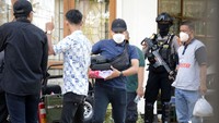 Ketua RW setempat, Asad, mengatakan penggeledahan berlangsung sejak pukul 11.00 WITA. Ada lima penyidik KPK yang datang melakukan penggeledahan.  