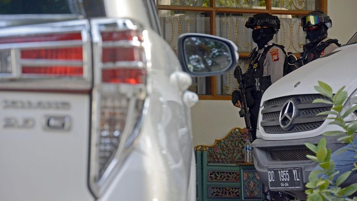 KPK menggeledah rumah pribadi Mentan Syahrul Yasin Limpo di Kota Makassar, Sulsel, Rabu (4/10/2023). KPK membawa satu koper dan sebuah mobil Audi usai penggeledahan.