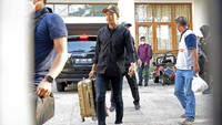 Selain mobil Audi, penyidik KPK tampak membawa keluar sebuah koper berwarna cokelat dari rumah SYL. Koper tersebut kemudian dimasukkan ke mobil.  