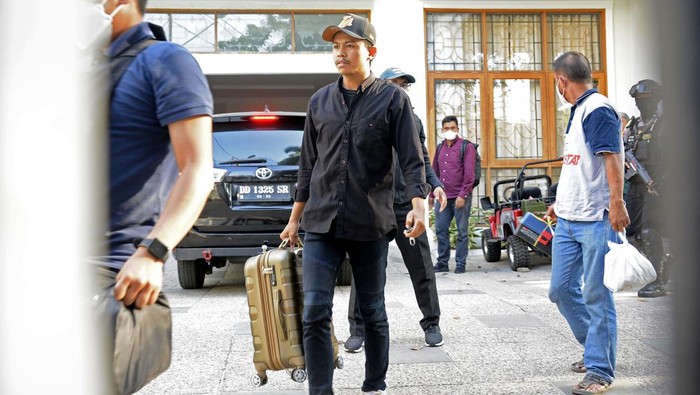 KPK menggeledah rumah pribadi Mentan Syahrul Yasin Limpo di Kota Makassar, Sulsel, Rabu (4/10/2023). KPK membawa satu koper dan sebuah mobil Audi usai penggeledahan.