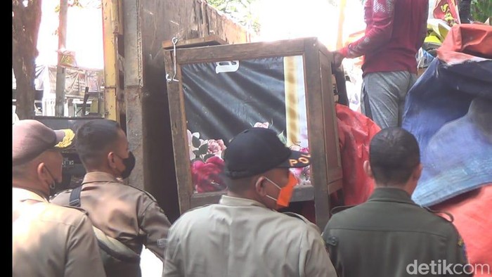 Penertiban pasar burung Surabaya