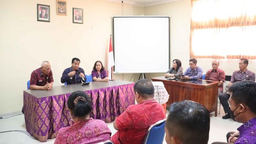 Pj Bupati Buleleng  I Ketut Lihadnyana, pegang mic, saat bertemu dengan manajemen RSUD Tangguwisia di Buleleng, Selasa (3/10/2023).