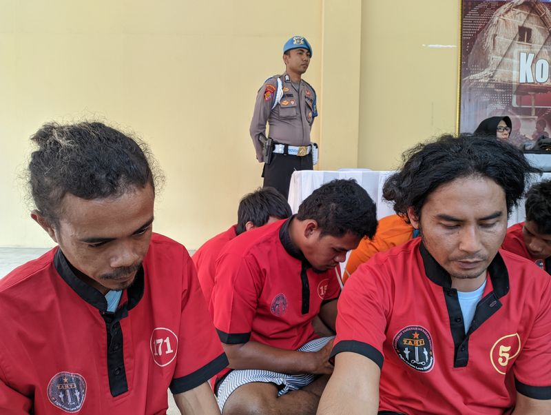 Penjual Jus Magic Mushroom di Gili Trawangan, MS (kiri) dan AP (kanan) saat dihadirkan di Polda NTB, Rabu (4/10/2023).